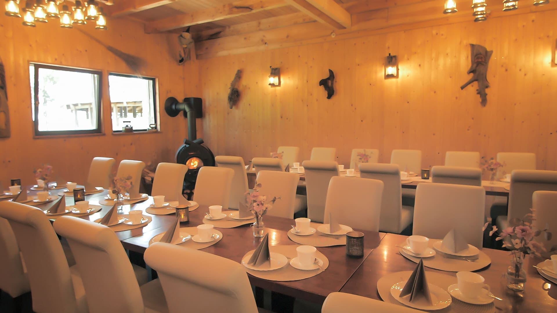 Eventraum eingedeckt zum Kaffee